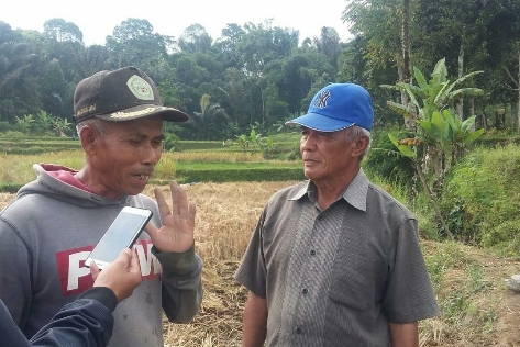 Mantan Kades Cigalontang  Kosum Permana (kiri) Ketua Kelompok Tani Giri Mandiri  Momo Marsono (kanan).
