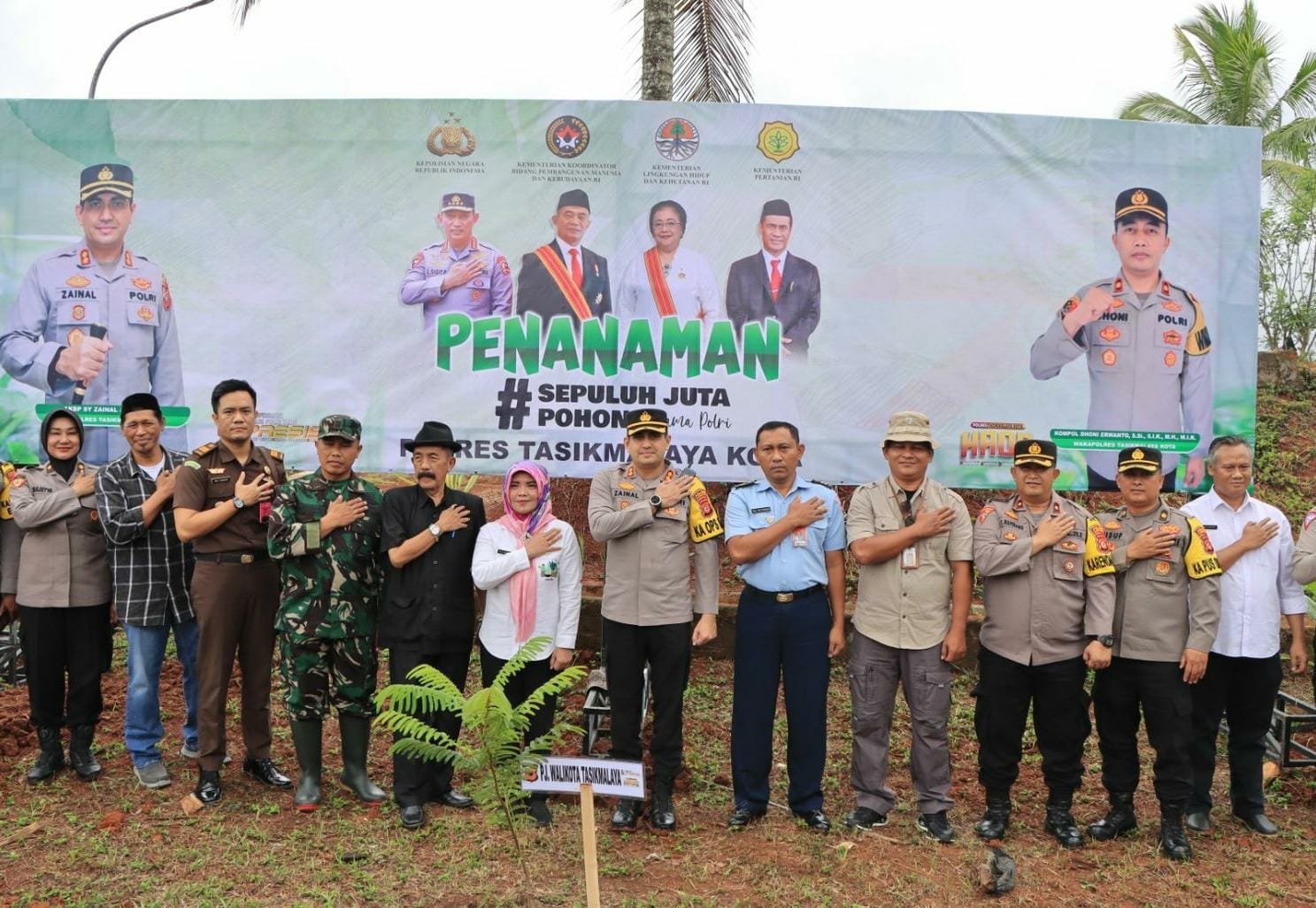Polres Tasikmalaya Kota Laksankan Aksi Penanaman 10 Juta Pohon