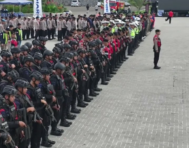 Personel Gabungan Amankan Nobar Persib vs Persijap di SOR Adiwijaya